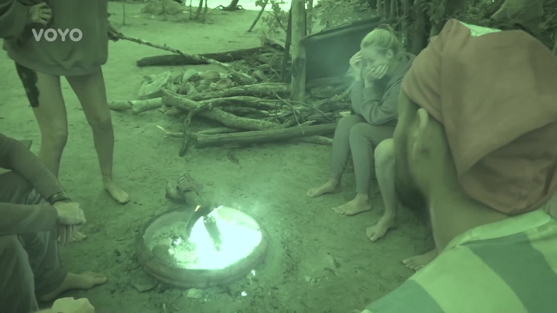 Když nemáš buřty, dej tam ponožky! Podívejte se na netradiční táborák v kmeni Hrdinů
