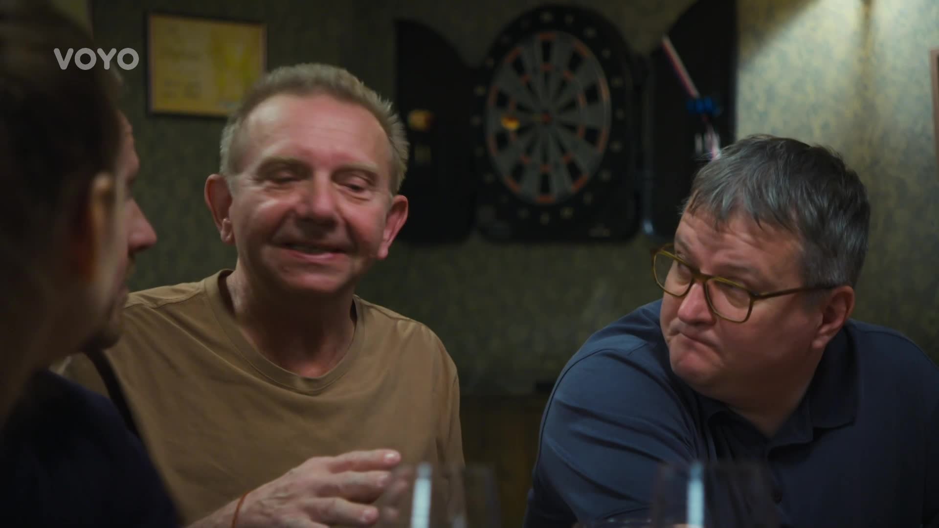 Dospěláci si v hospodě zahráli hru, kterou viděli v televizi! Zkoušeli jste ji i vy?