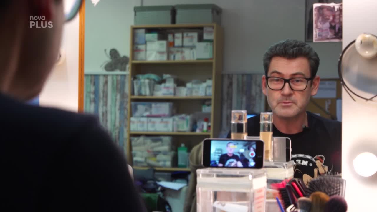 Ordinační Vánoce: Make-up tutoriál od Rádi na síti rozpláče smíchy
