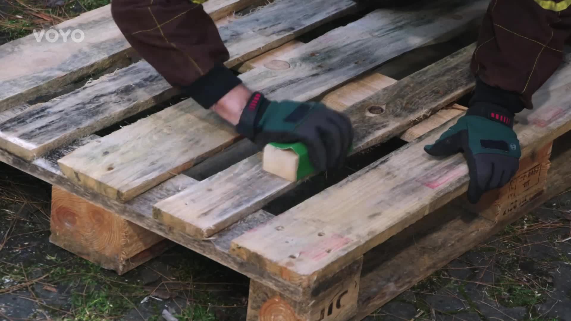 Jak vyrobit domeček pro děti? Stačí k tomu využít dřevěné palety!