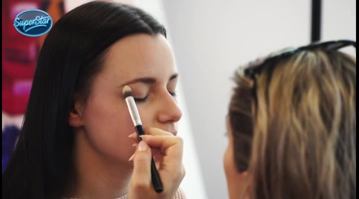 Image by Avon: Výrazné růžové oční stíny Anetu dočista rozzářily. Jak se v nich cítí?