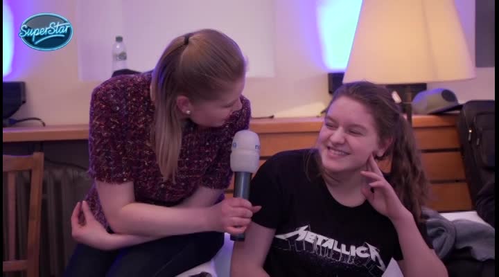 Místo fandění si četla. Takhle se nejmladší soutěžící SuperStar uklidňovala po vystoupení