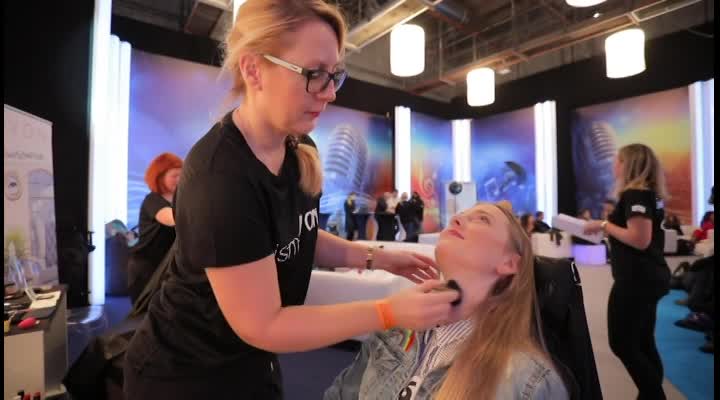 Image by Avon: Z modela maskérem. Pavel Bauer radí, jak nalíčit problematickou pleť