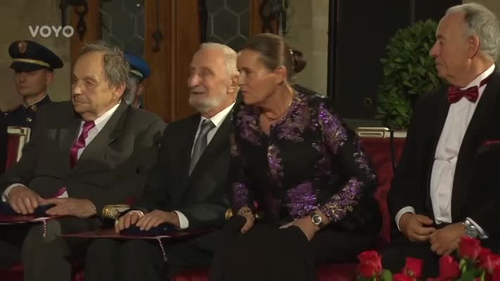 V ROLI MÓDNÍ POLICIE BYLI DIVÁCI TV NOVA: Prezident Zeman by měl vyměnit svou choť za starší model, tenistovi Štěpánkovi nesluší brýle a Babišovi byli za hvězdy večera!