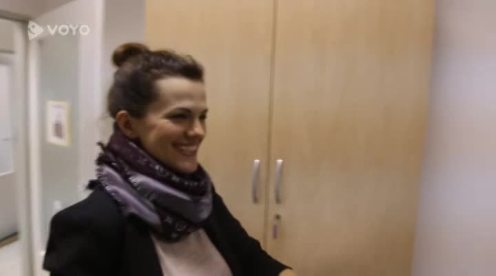 Volejte Novu: Marta Jandová předává šek
