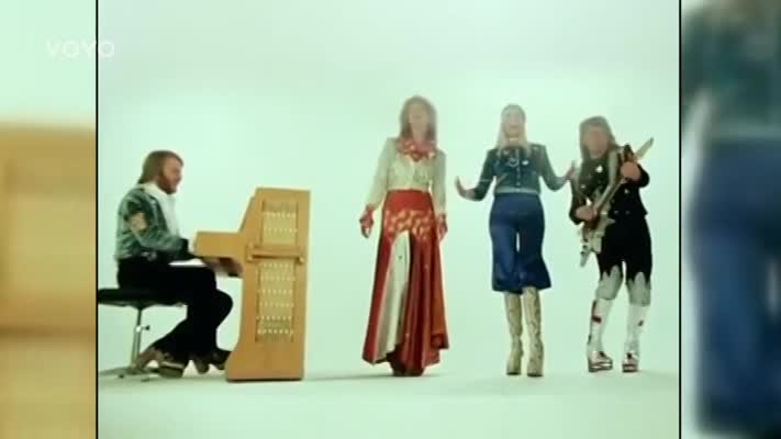 VIDEO: Vlasy jako Johnny Cash nebo Farrah Fawcett? 70. léta teď prostě frčí!