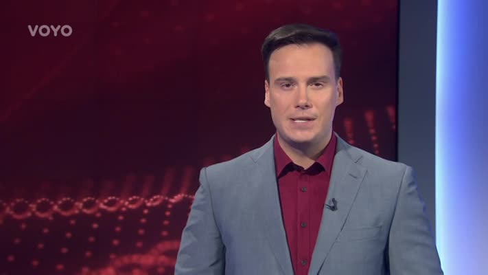 PEPA VOJTEK POKLEKNE a vyzná jedné ze zpěvaček lásku....