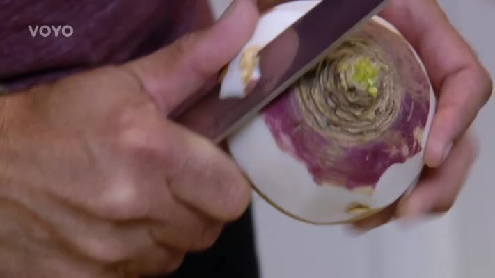 Recept: Salát s vodnicí, zauzeným pstruhem a křenovou šlehačkou