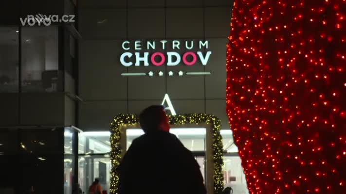 VIDEO: Bugatti Chiron ze stavebnice a jízda po obchoďáku s Janem Charouzem