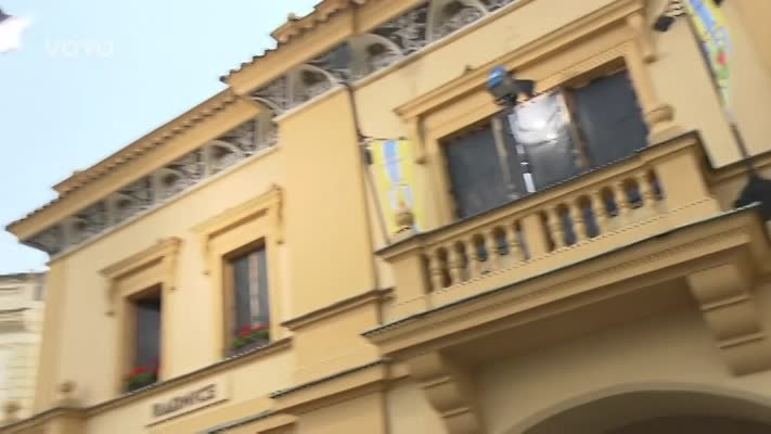 Budete ji milovat: Alice Bendová v novém seriálu Kameňák zazáří. Je manželkou Chucka Norrise!