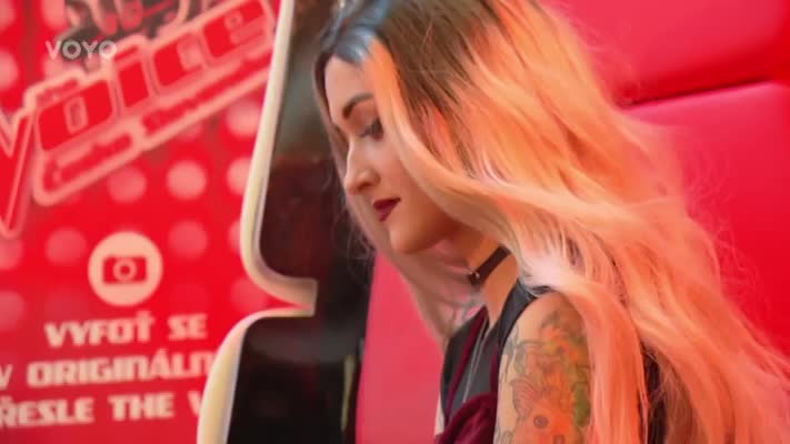 EXKLUZIVNĚ THE VOICE: Proč si moderátorka Sharlota nechává tetovat zrovna nohy?
