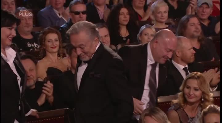 MISTR POBAVIL: Karel Gott přebral 42. Slavíka a vtipy nešetřil. Výsledky ankety přirovnal k volbám!