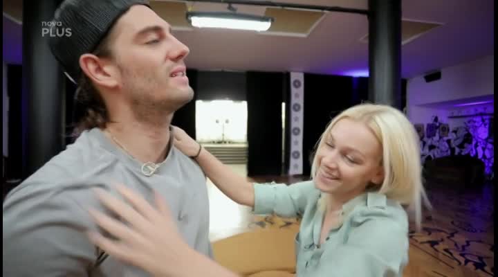 Ty prase jedno! Řve na Honzu Kopečného během nácviku v Pink choreografka. Co provedl?