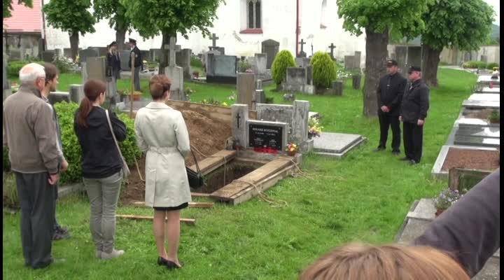 TO JE SÍLA: Jak se natáčela scéna s vykopáváním mrtvoly? Neobjednaný déšť dodal na dramatičnosti!