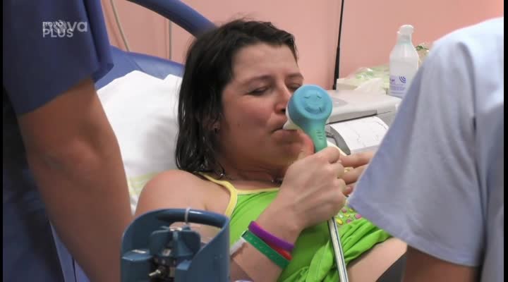 Mejdan na porodním sále! Maminka pod vlivem rajského plynu!