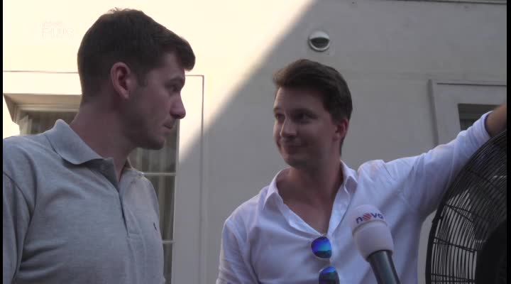 PŘEKVAPENÍ POD TRIKEM: Karel Kašák a Petr Říbal ohromili reportérku! Proč jí ukazovali holé břicho?