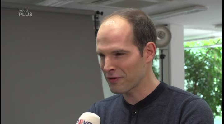 Jan Maxián je na Tvář připraven dokonale. Při focení předvedl neuvěřitelné tělesné výkruty. VIDEO