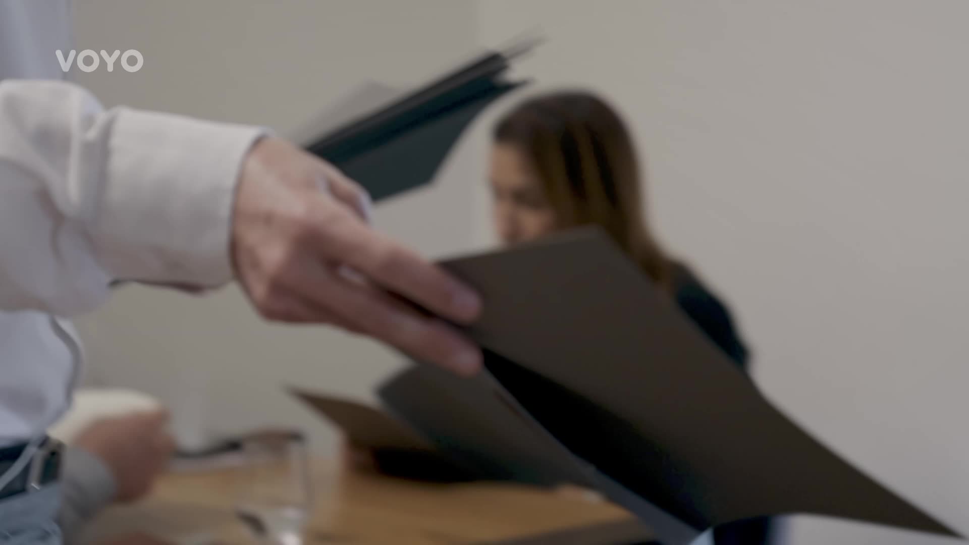 Nezastavitelný číšník Ivan z Long Story Short: Jak se věnuje hostům za běžného provozu?