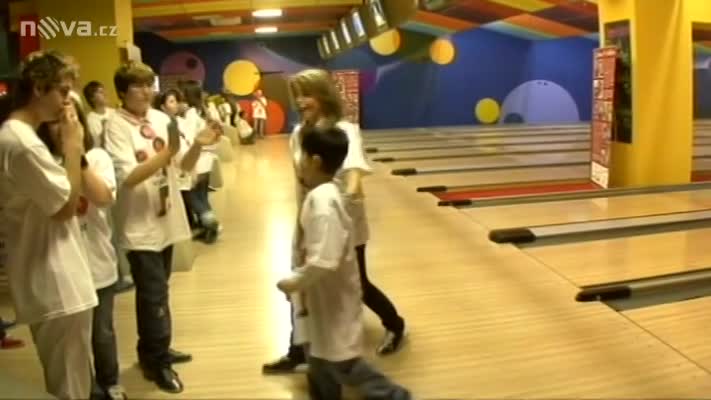 Hvězdy televize Nova hrály s dětmi bowling