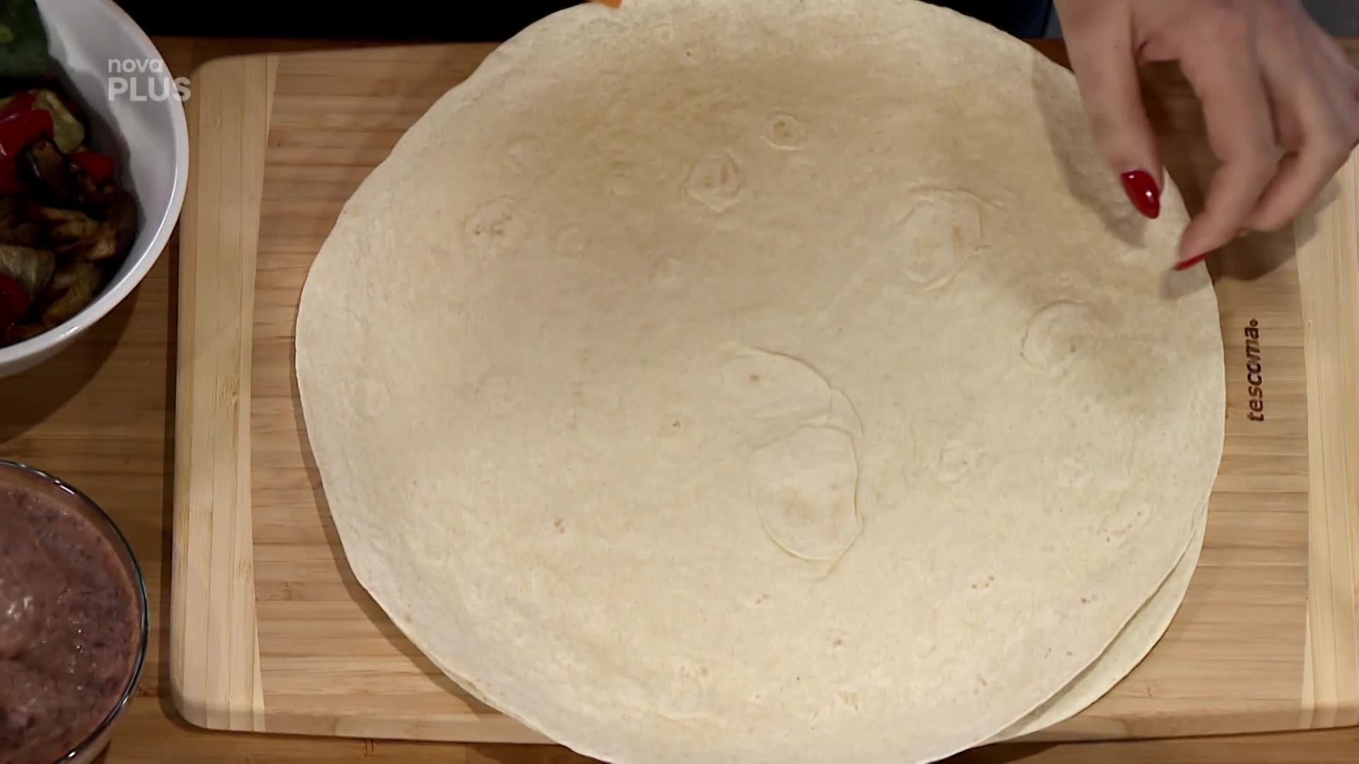 Tortilla s fazolovým pyré, grilovanou zeleninou a trhaným masem