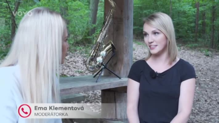 VIDEO: Na jaký hudební nástroj umí hrát známá moderátorka? Ema Klementová zahrála sólo!