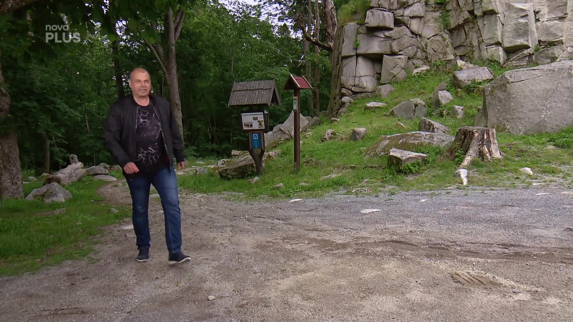 Navštivte malebný lovecký hrádek Roštejn. Obzvláště se hodí na výlet s dětmi