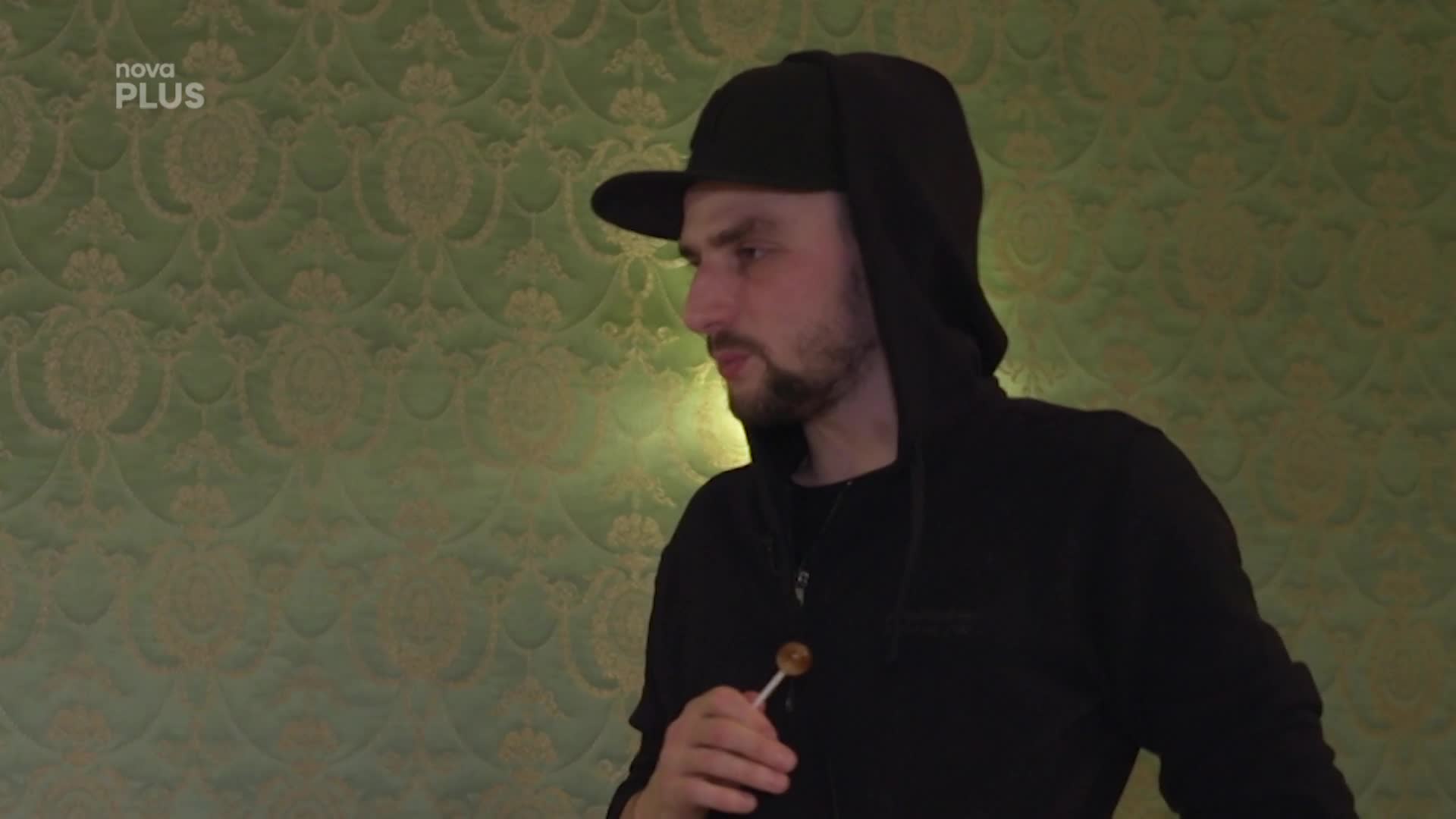 V noci vlezl soutěžícím do postele! Tohle moderátor SuperStar Extra přepísknul