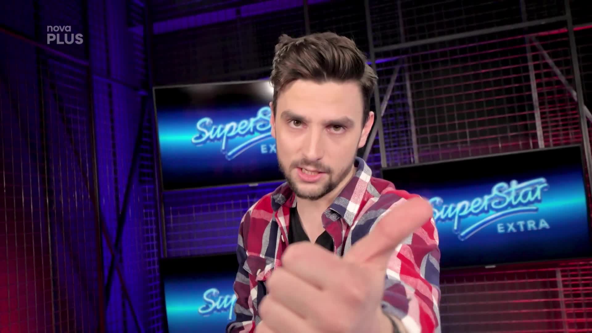 Strčil ji mikrofon do výstřihu a nutil jí tancovat! Jak vypadá svůdná lekce tance?
