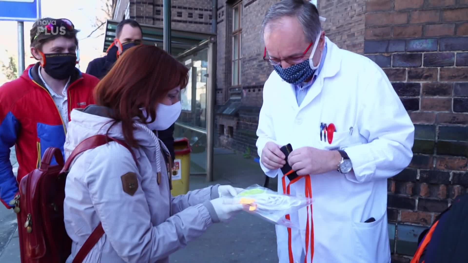 Krásné gesto! Herečky z Ordinace a Ulice ušily roušky pro Apolináře