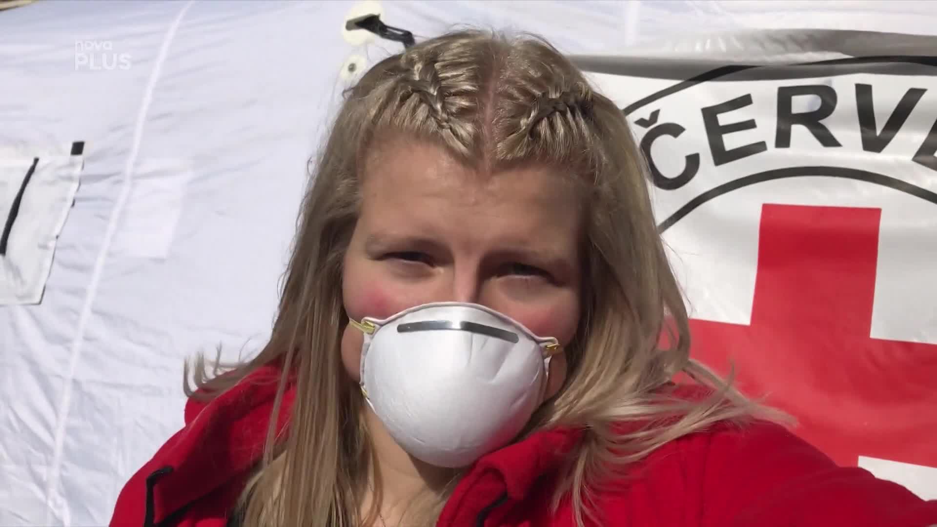 Bonusové reportáže 2020 Korona special - behind the scences - Červený kříž + Radka Myšková B088395