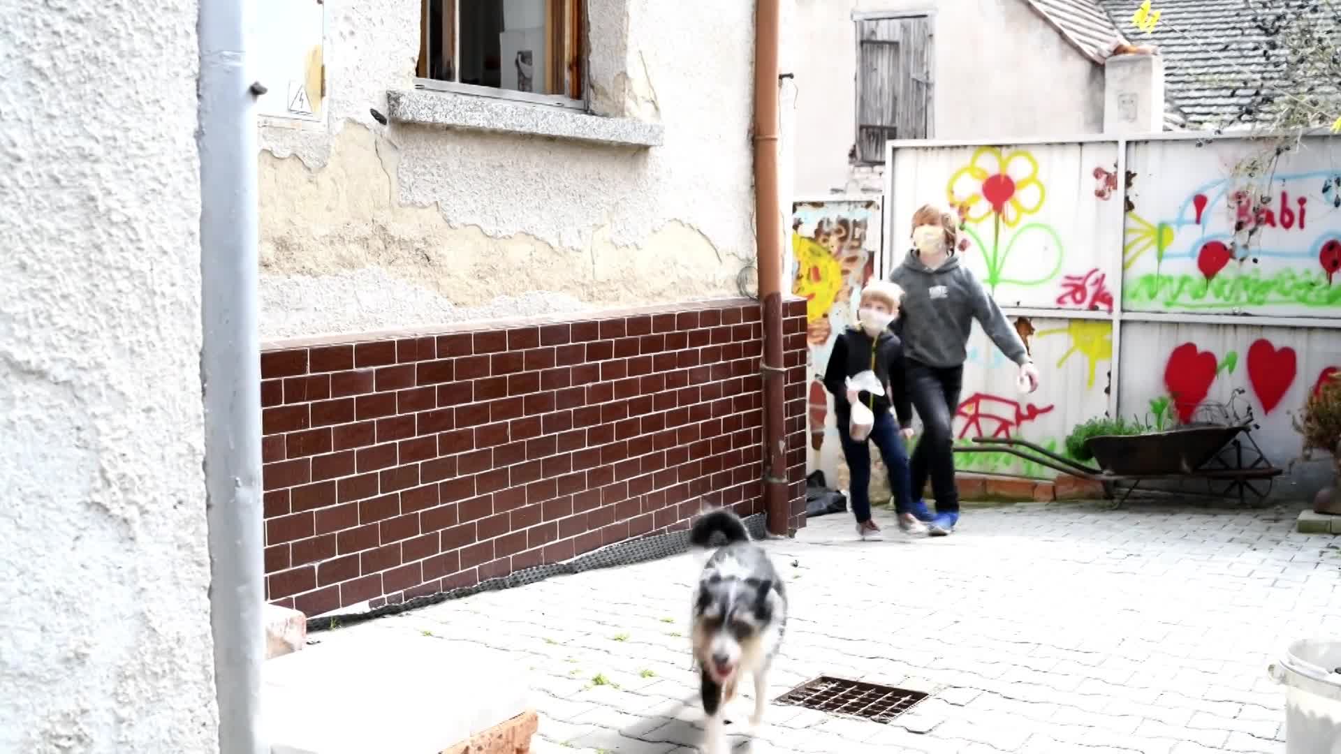 Bonusové reportáže 2020 Ulice - Felix Šrámek - noste roušky B088458