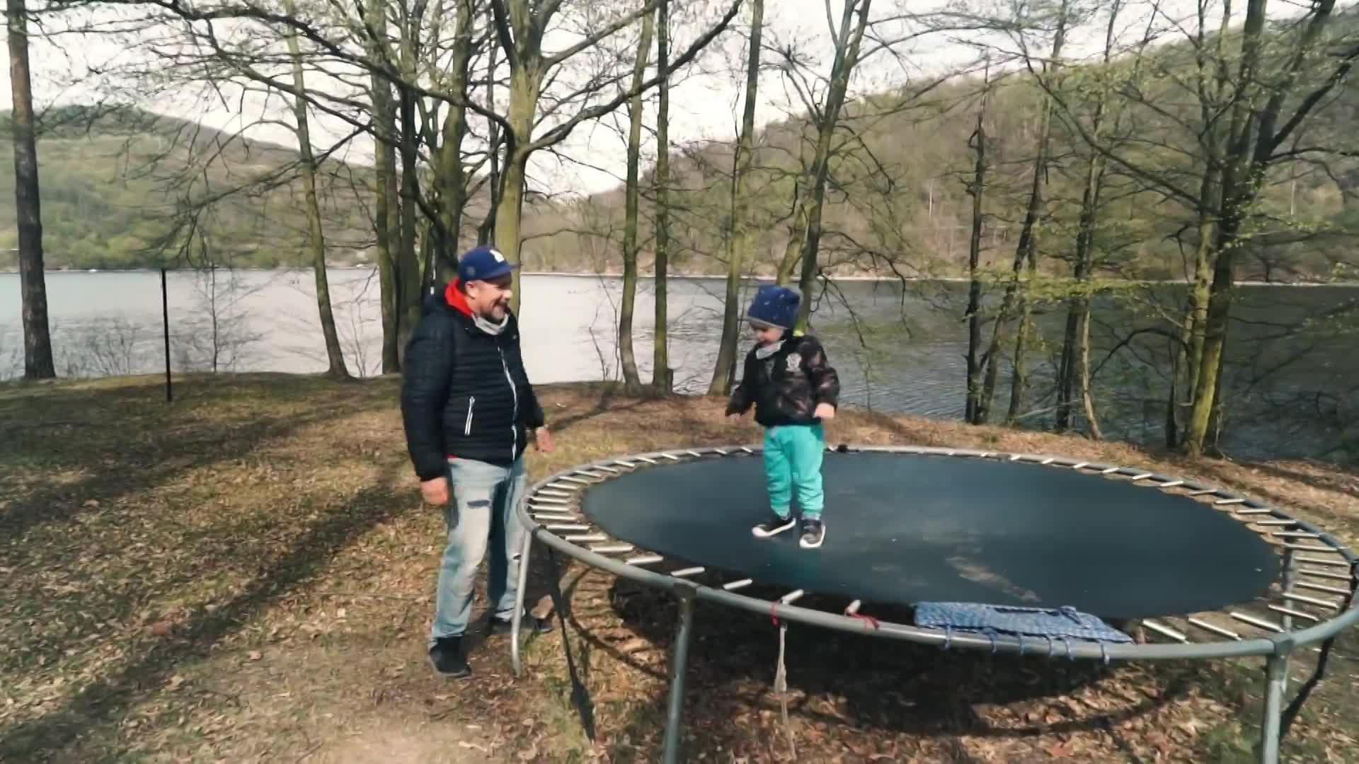 Lamač srdcí poručík Votava je v civilu vzorným tátou! Jak tráví karanténu?