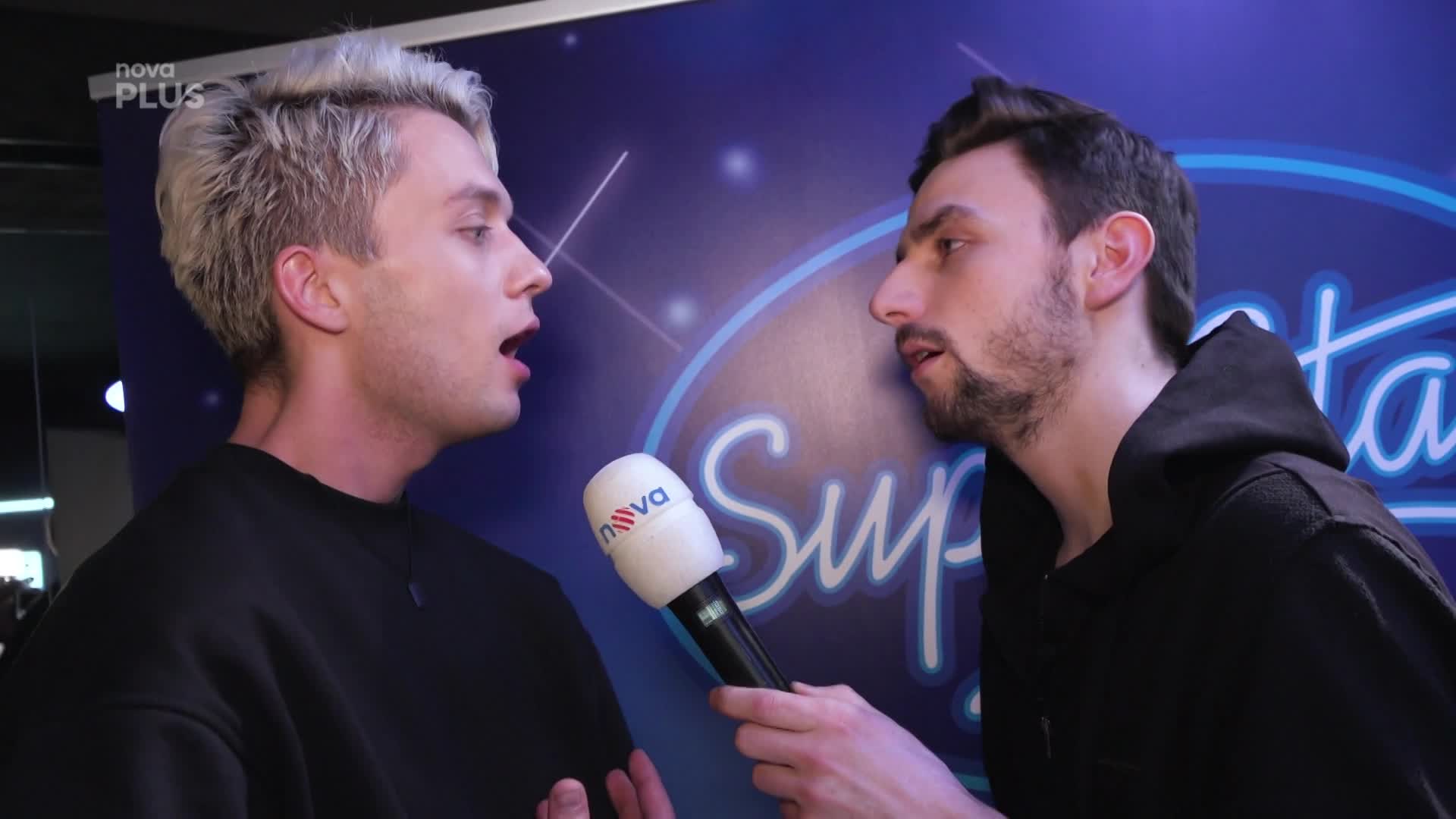 Svůdné pohledy a laškování. Júlia je šelma na stagi i v zákulisí!