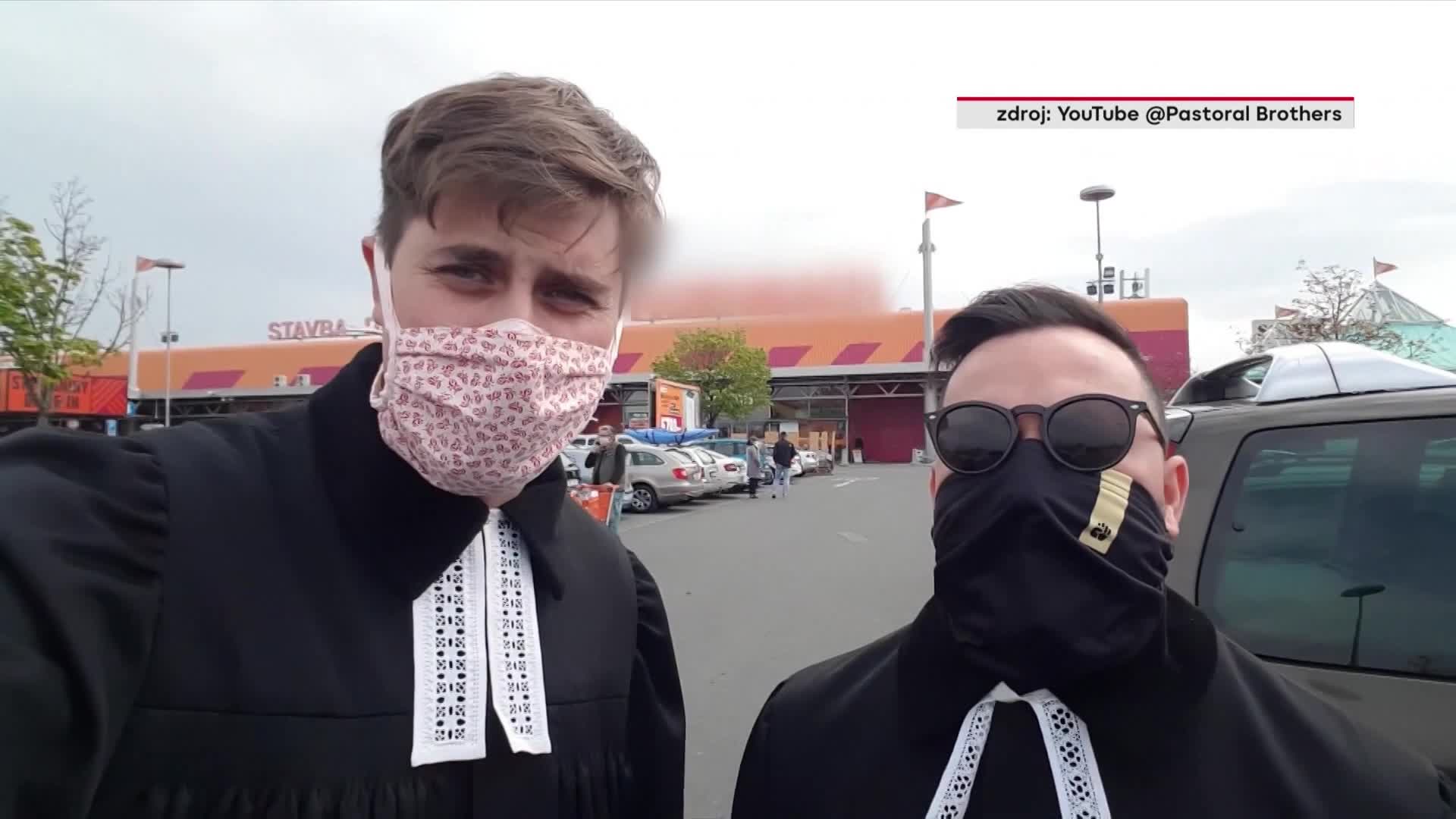 Dva mladí faráři se stali youtubery. Jak se na to dívá církev?