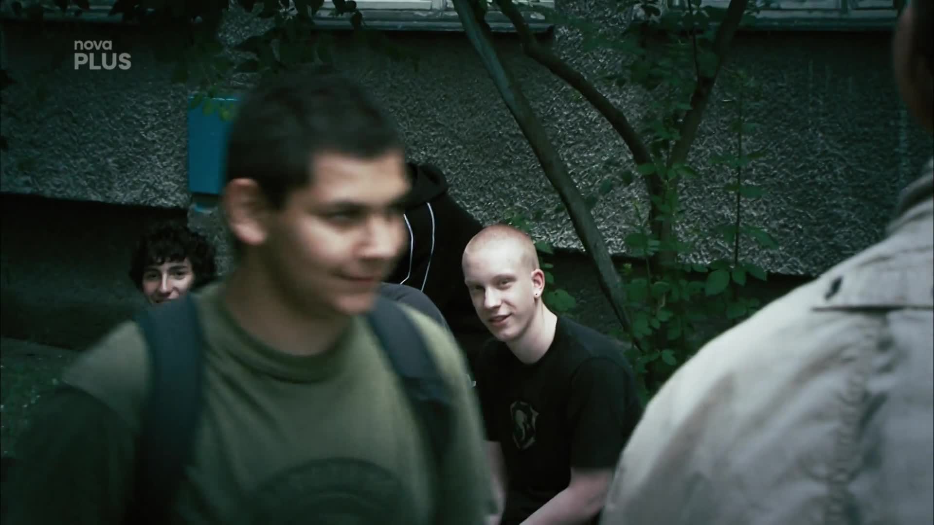 Táta hledá pravdu o smrti svého syna. Dostane se při tom do drsné rvačky s jeho spolužáky!