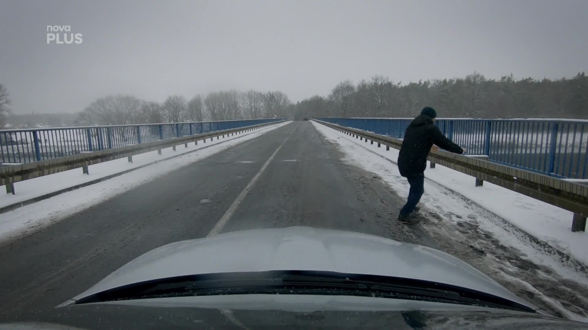 Muž prchá na motorce s milionem korun. Dojde i na nebezpečnou přestřelku!
