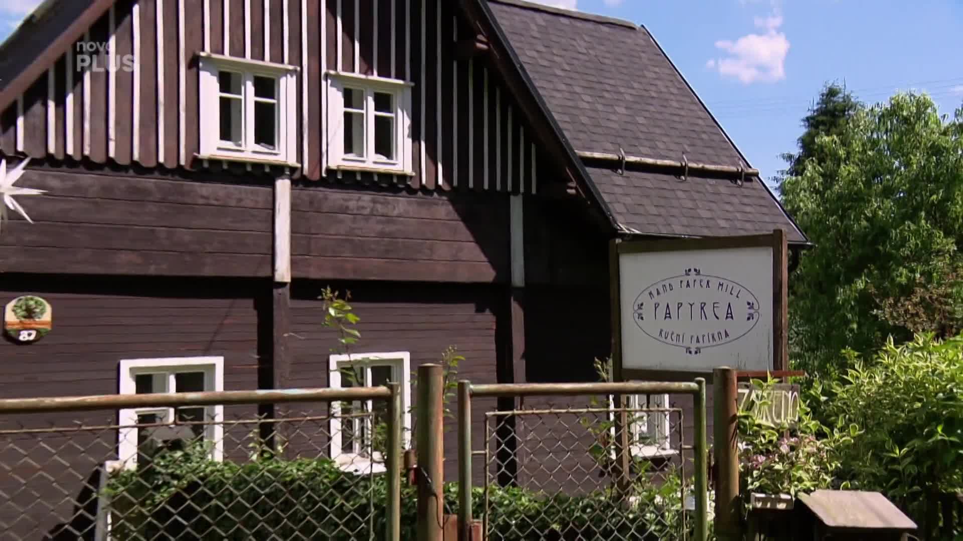 Jak se vyrábí džínový nebo semínkový papír? To zjistíte v této rodinné manufaktuře