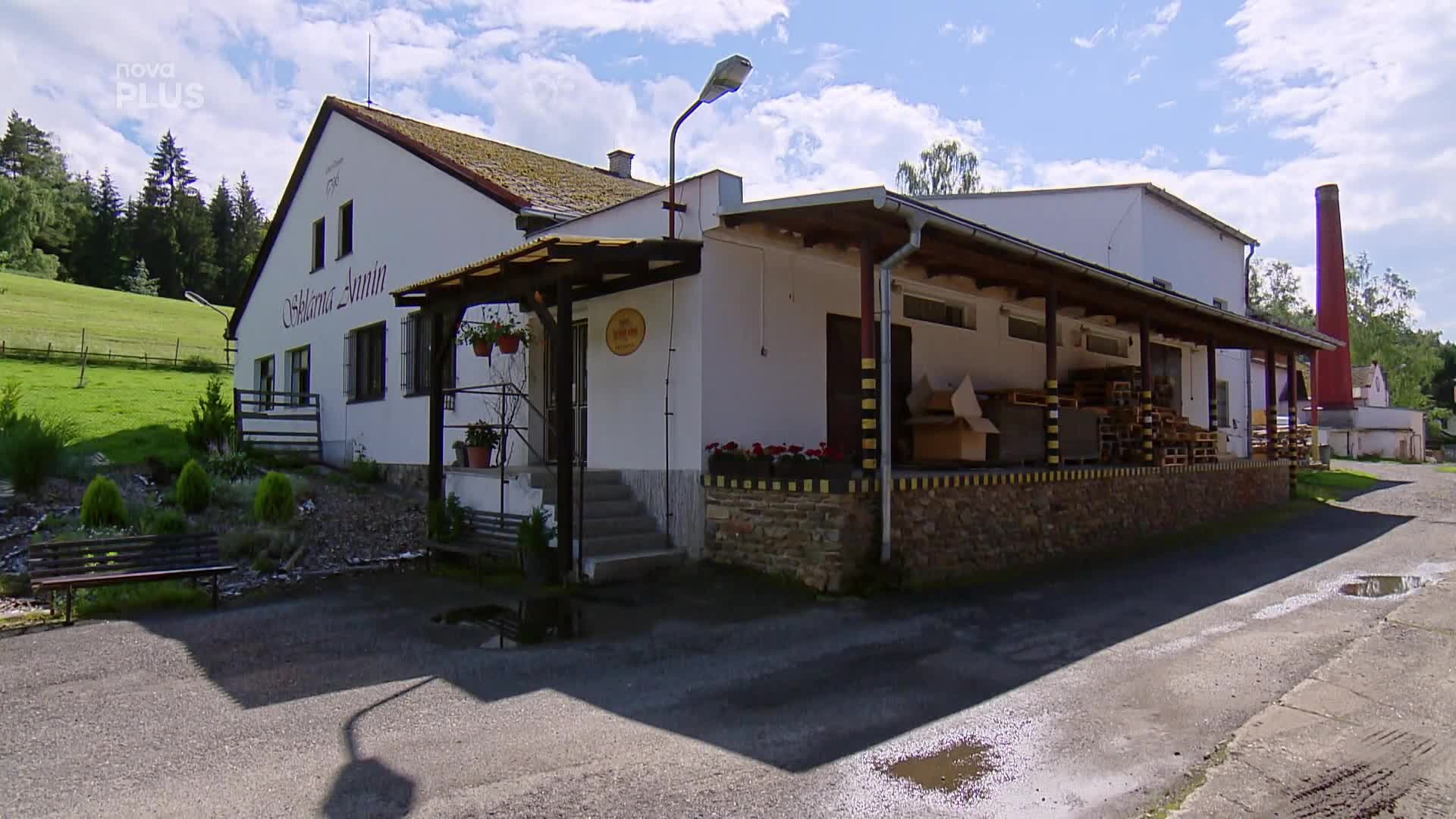 Jak probíhá výroba a broušení skla? Prohlédněte si prostory proslulé Sklárny Annín