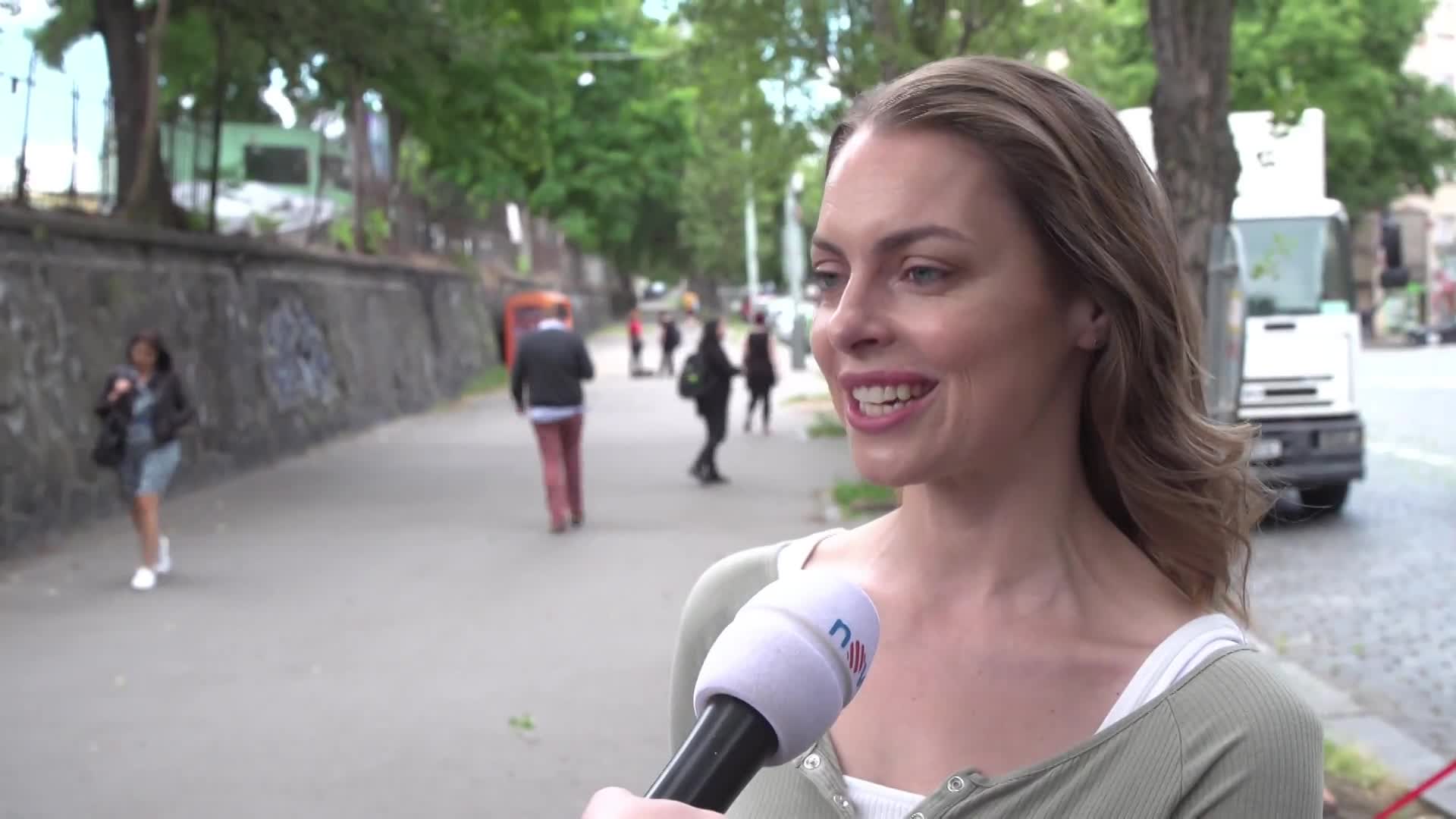 Tohle byste nevydrželi! Proč se v tomto horku natáčelo v zimních bundách?