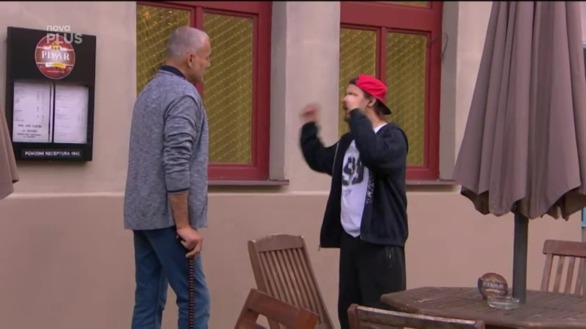 Ájino prozrazené tajemství: Jak si Mastný vychutná Mária?