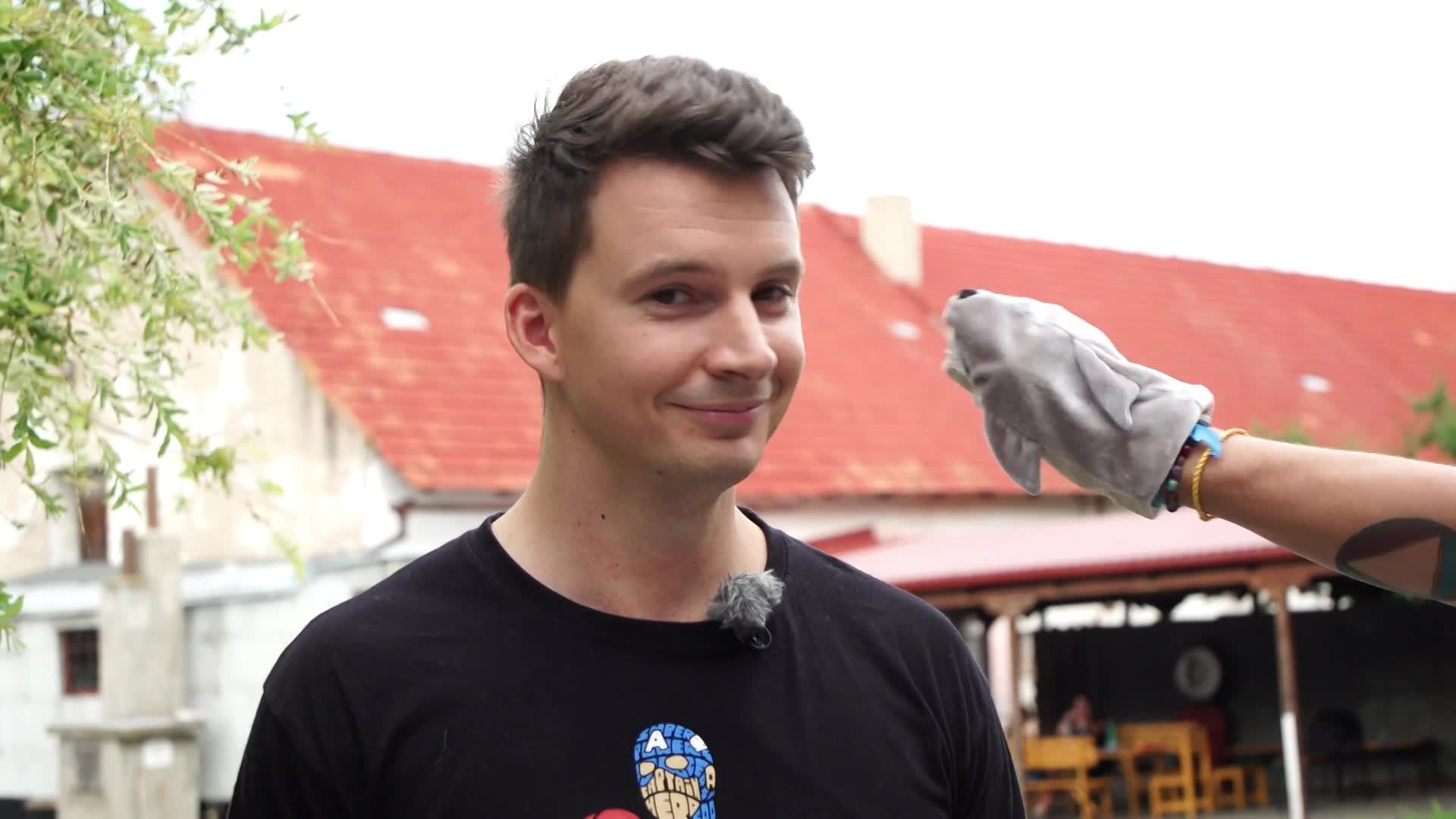 Adolfeen to pořádně rozjel v dalším útulku! Moderátor nestačil utíkat