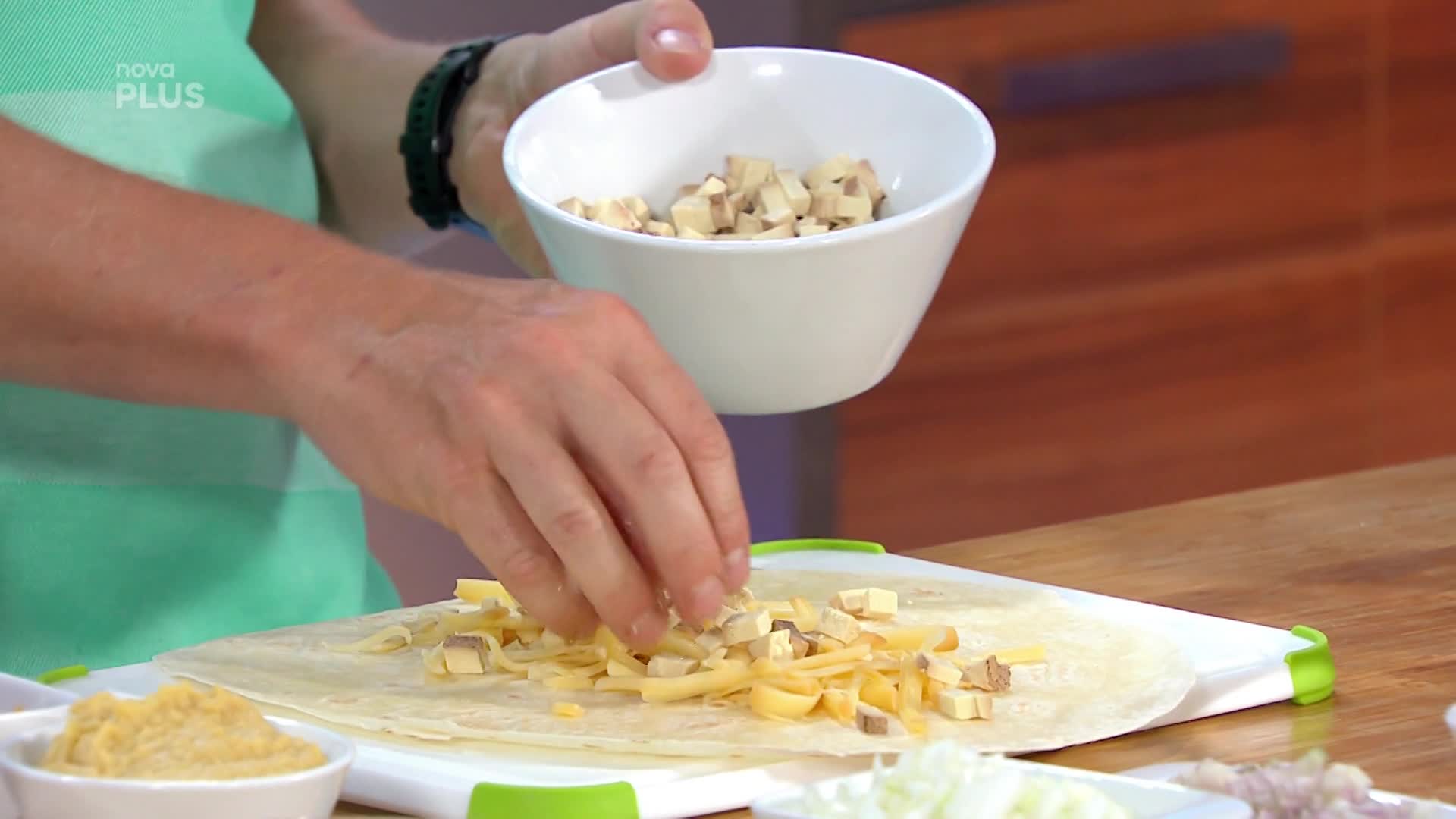 Tortilla s uzeným tofu, sýrem, kukuřicí, mrkví a bylinkový dip