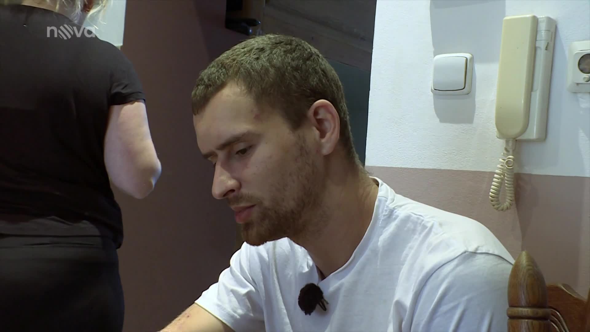 Romantika se nekonala: Ženu požádal o ruku po propité noci, aby měl pokoj!