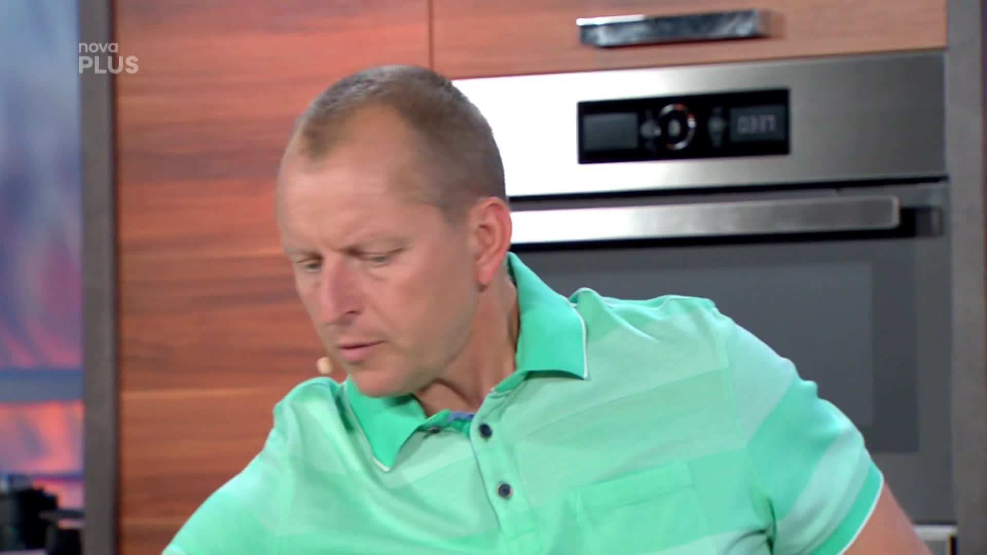 Pečený steak z krkovice na rozmarýnu s tomatovou zeleninou