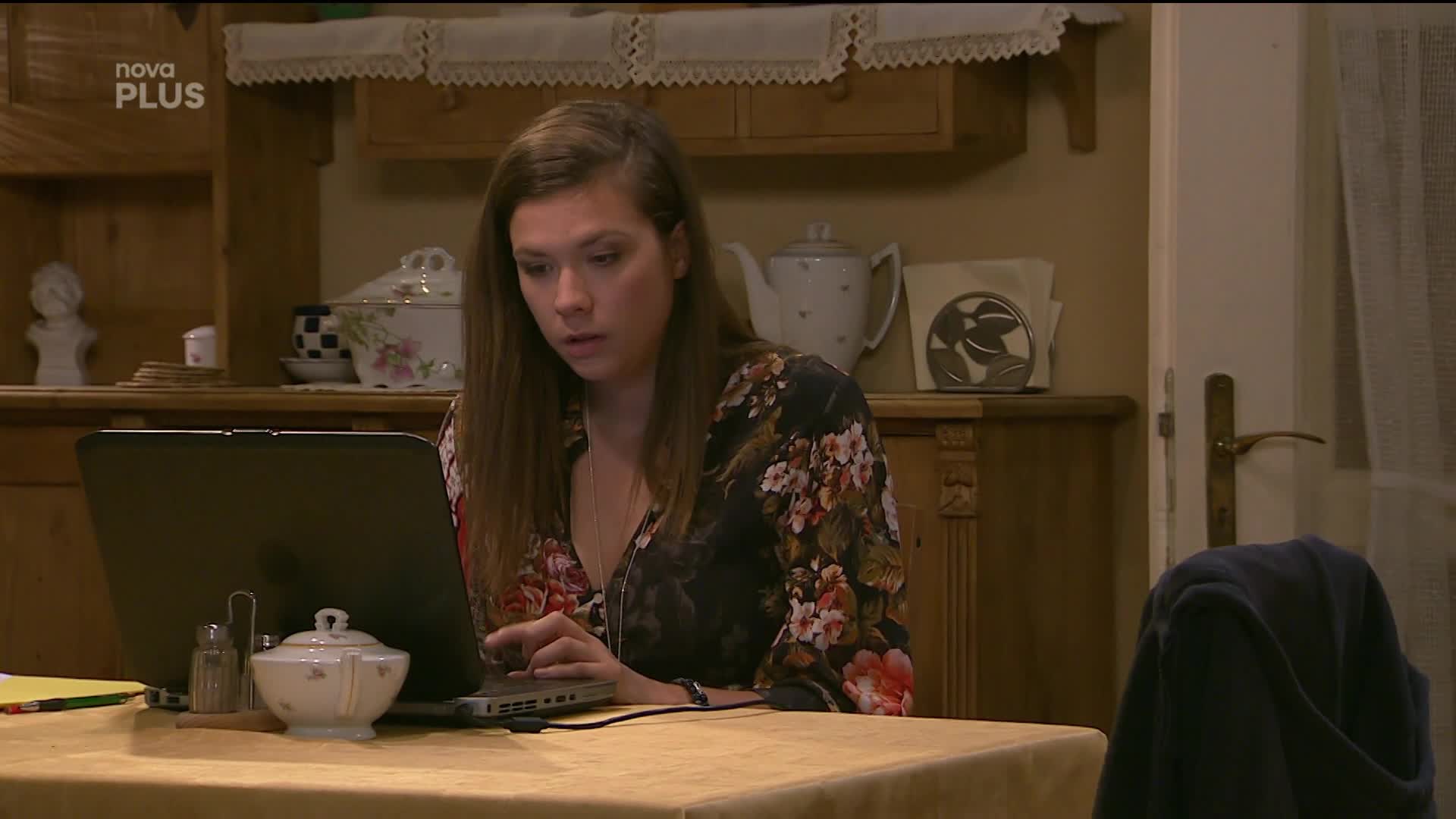 Bedřich v úzkých. Jak ho griluje Alice kvůli Anče?