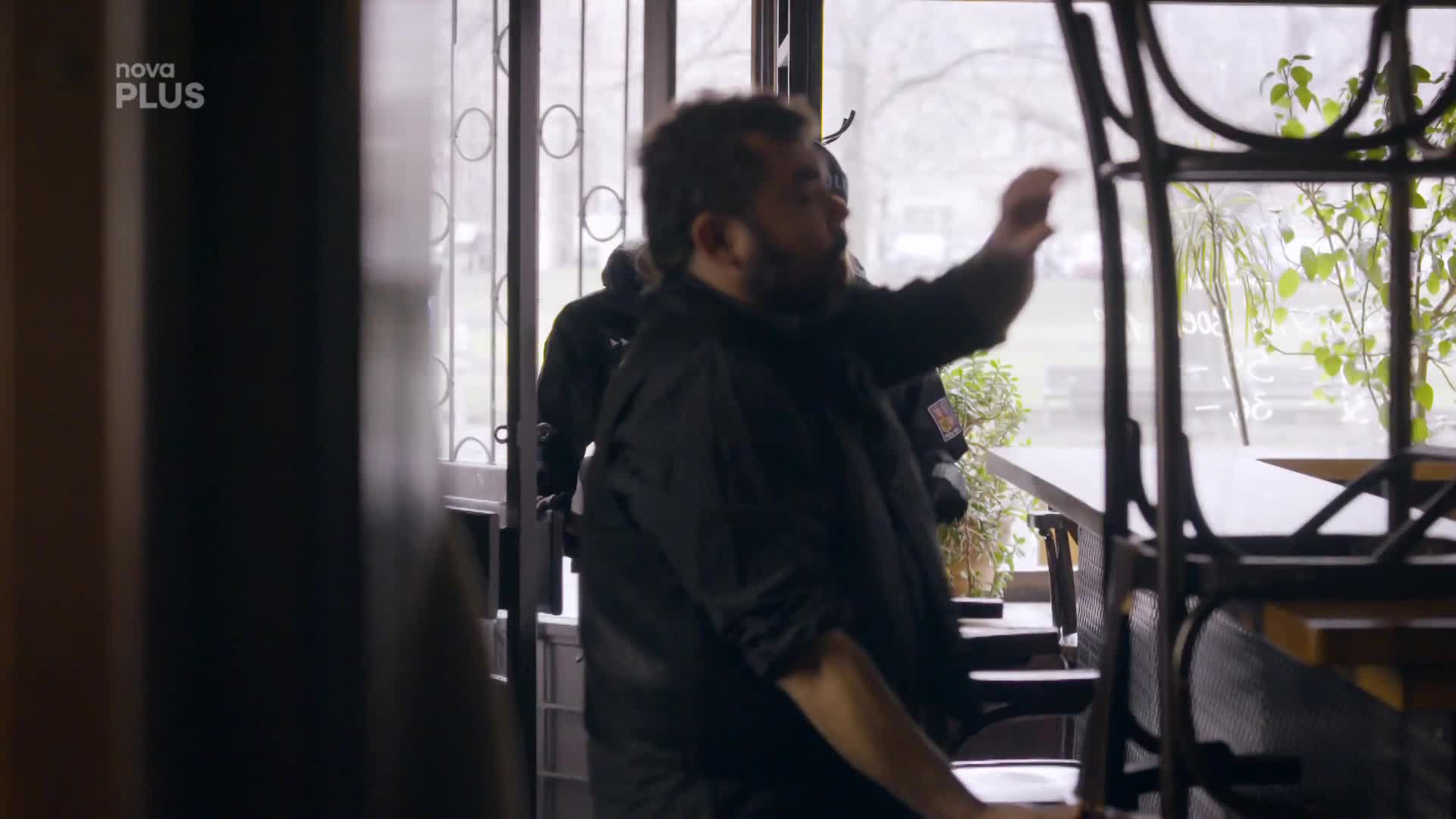 Neznámý pachatel unesl mladou ženu: Co o tom ví barman s hodně prořízlou pusou?