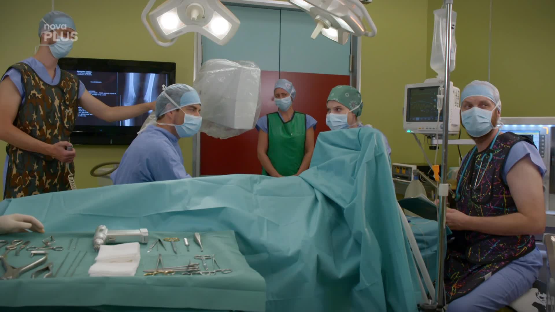 Vojta operuje místo Beaty. Ta si nakonec na sál nechá přinést tablet s nápovědou!