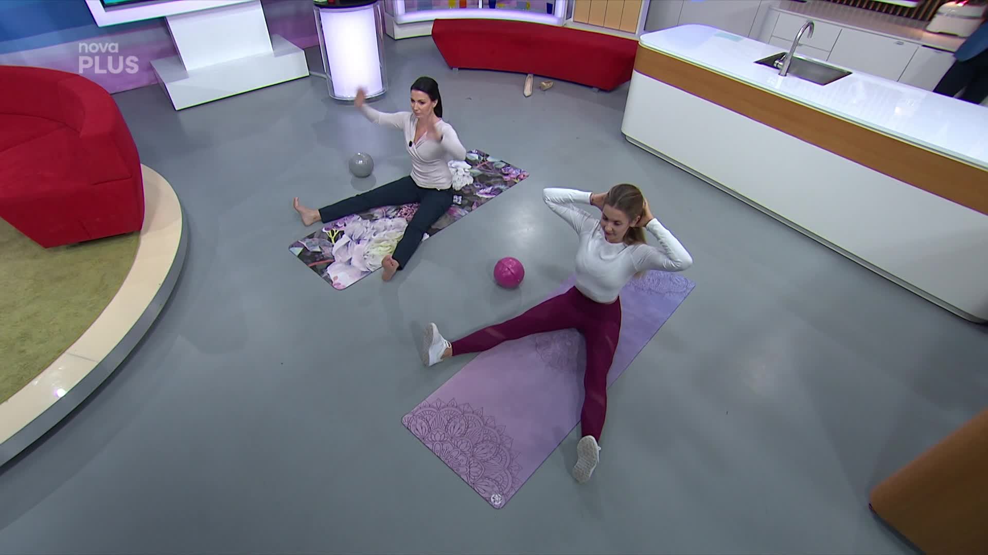 Cvičení se Snídaní: Jak se rozcvičit s pomocí míčku?