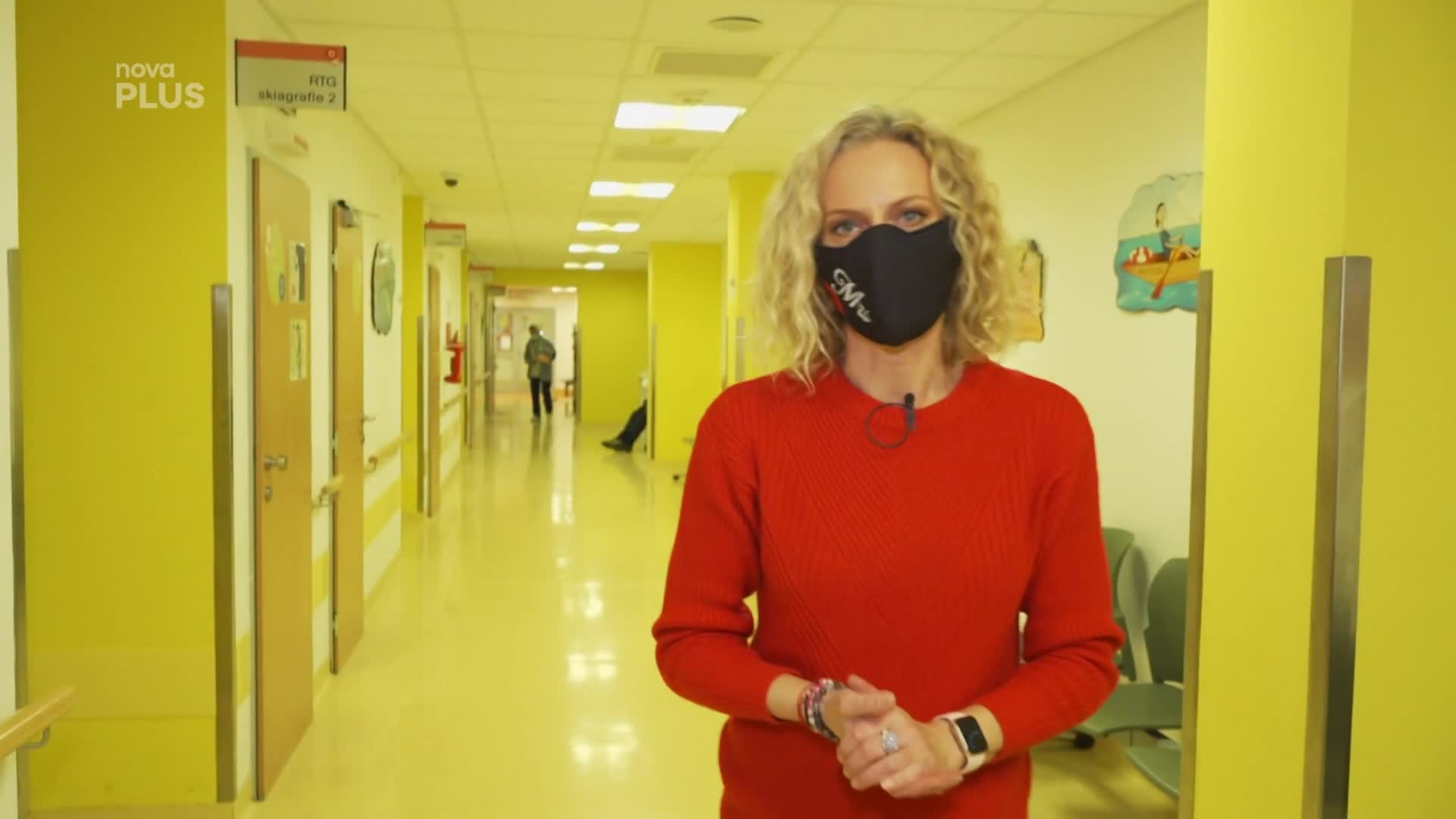 Nadace Nova pomáhala před Vánoci: Speciální projektor už těší děti v Nemocnici Motol