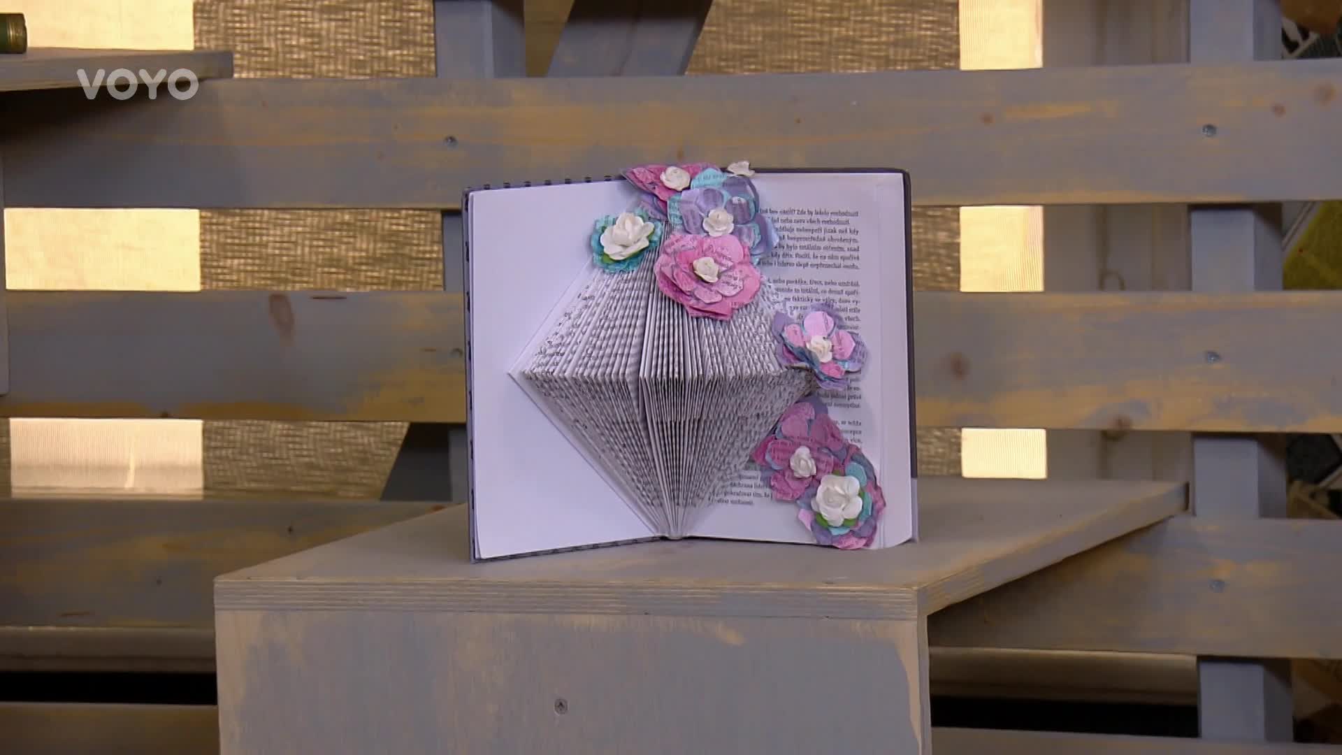 Jak zrecyklovat starou knihu, která už vás nebaví? Vyrobte z ní jarní dekoraci!
